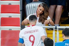 Als der unfallpatient von seinem chef gekündigt wird, ist er am boden zerstört. Robert Lewandowski Empfangt Das 2 Kind Wie Sehen Seine Tochter Aus
