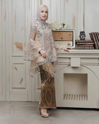 Model kebaya hijab modern satu ini memang akan semakin manis apabila dipadukan dengan sebuah selendang dengan corak senada seperti yang digunakan untuk kain lilit. Gaya Kebaya Hijab Ala Aghnia Punjabi