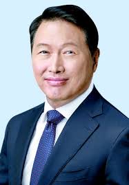 It was found that SK prefers outside directors who were businessmen or  professors to powerful instit..