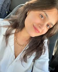 Nidhi Bhatt's Instagram, Twitter & Facebook