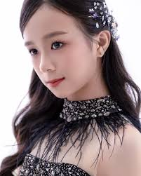 每个女孩都有无限可能♾️🌌 在梦幻宇宙里，每个镜头都是星辰大海，记录着不朽的童真...🌠 Malaysia Singer 🎤 Actress  🎬 Model 👠 @_chanel_1211_official @theartsylensstudio_12 Photography by  @ivantan_420 Makeup and hairdo by @lily.loww Outfit by @wei_weii19