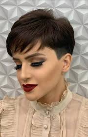 Short haircut for fine hair: a stylish woman must try this Summer!