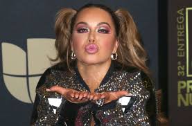 Chiquis rivera será maestra de música por un día en una nueva edición del programa latin grammy en las escuelas, que esta vez llegará a un instituto de texas afectado por los tornados de 2019 y las tormentas invernales del pasado invierno. Chiquis Rivera Dice No Es La Ropa Es La Clase Mientras Hace Derroche De Sensualidad La Opinion