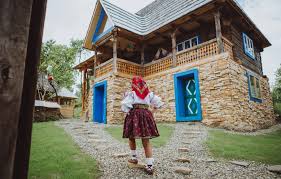 Casa de petrecere a morosenilor este un restaurant unde se pot organiza nunti si alte evenimente. Casa MoroÈ™enilor Experienta Traditionala De Vis In Breb Maramures