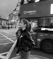 Tenia mundos por descubrir, debajo de mis sabanas,en mis ojos y en mi sonrísa. Pin By Niku On Ê™ÊŸá´€á´„á´‹ á´¡ÊœÉªá´›á´‡ Black And White Girl Dark Photography Black And White Aesthetic