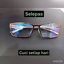 Apabila seluruh bagian stik es krim sudah diwarnai, tempelkan payet, hiasan berbentuk bunga dan kertas kaca yang sudah dipotong berbentuk belah ketupat di seluruh bagian susunan stik es krim tersebut. Top Vision Cuci Cermin Mata Boleh Jauhi Daripada Virus Facebook