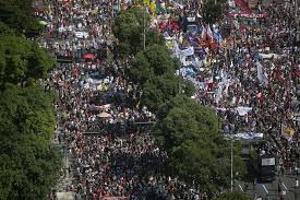 Manifestantes foram às ruas, de carro ou a pé, neste domingo para protestar contra jair bolsonaro. 0jns5xv9tvys3m
