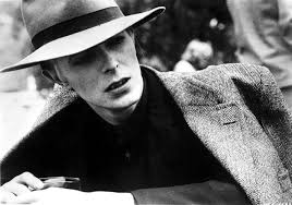 Amazon.com: David Bowie as Thomas Jerome Newton Photo Print (30 x 24) :  לבית ולמטבח