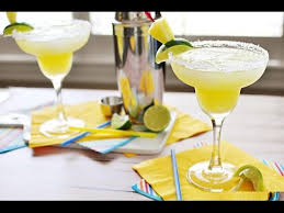 Nonostante l'ananas fresco sia eccellente, è un po' complicato da sbucciare. Come Preparare Un Cocktail Analcolico Ananas E Menta Guide Di Cucina