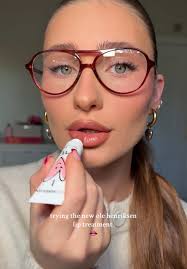 Trying the new @Olehenriksen x @ANINE BING OFFICIAL pout preserve lip  treatement 👄✨✨