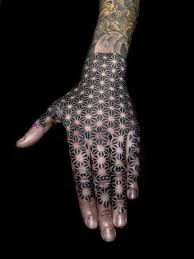 The structure of geometric tattoo designs depends heavily on straight lines and. Tattoos Tattooed Hands Hands Tattoo Tattoo Textural Forward Geometric Tattoos Hand Tattoos Spiral Tattoos