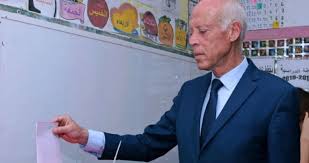 ‎قيس سعيد رئيس تونس 2019‎. Ù‚ÙŠØ³ Ø³Ø¹ÙŠØ¯ Ø£Ø³ØªØ§Ø° Ø§Ù„Ù‚Ø§Ù†ÙˆÙ† Ø§Ù„Ø³Ø§Ø¨Ù‚ ÙŠØºÙŠØ± Ø§Ù„Ù…Ø´Ù‡Ø¯ Ø§Ù„Ø³ÙŠØ§Ø³ÙŠ Ø§Ù„ØªÙˆÙ†Ø³ÙŠ