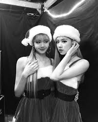 Black pink ungkap anggotanya yang cantik tanpa riasan poskota news. Rose Dan Lisa Blackpink 9 Momen Manis Maknae Line Cantik Ini