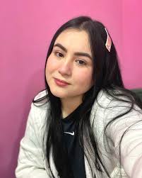 Janette Pereira's Instagram, Twitter & Facebook