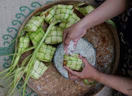Biasanya ketupat dimasak dalam anyaman yang terbuat dari daun kelapa. Anti Gagal Ini Cara Membuat Ketupat Lebaran Lembut Dan Tahan Lama Bukareview