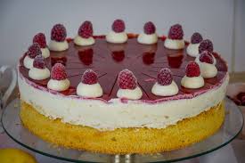 Himbeeren, oder andere beeren, frisch oder tk. Kiras Bakery Windbeutel Torte Mit Himbeeeren Wolkchentorte Mit Einer Leichten Creme Und Fruchtfullung