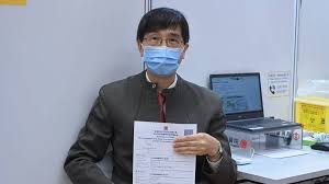 #立場新聞 #立場影像 #袁國勇 #疫苗政府專家顧問，港大微生物學系講座教授袁國勇今日（6 日）前往接種 biontech 「復必泰」疫苗，並自行注射。他說自己是用「皮裏注射」的手法，「好痛架! è¢åœ‹å‹‡ç­‰å¤šåé†«å­¸ç•Œäººå£«æŽ¥ç¨®ç¬¬äºŒåŠ'å¾©å¿…æ³°æ–°å† ç–«è‹— å•†å°æ–°èž Line Today