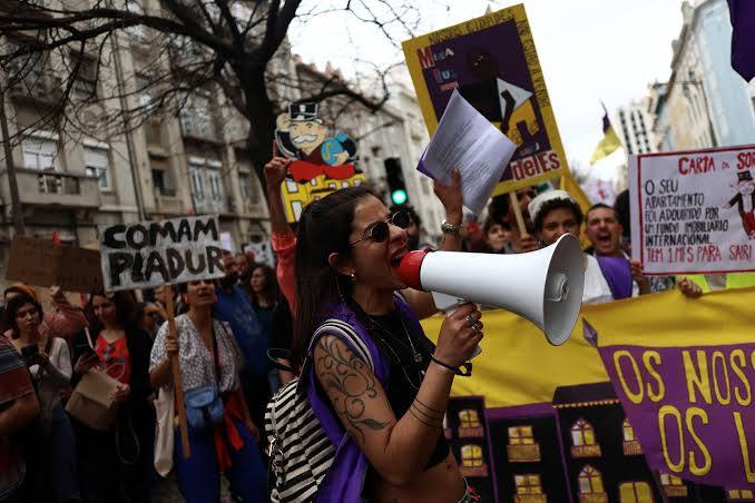Lizbon'da konut protestocuları Rossio Meydanı'nda geceyi geçirdi: Çadır eylemi başkente taşındı