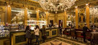 Ze ligt ten zuidwesten van milaan en ten noordwesten van savona en is de hoofdstad van de regio piëmont en de provincie turijn. Koffie En Kroonluchters De Historische Cafes Van Turijn Parliamo Italiano