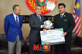 Menteri besar kedah muhammad sanusi md nor mengetik kad perakam waktu sebagai tanda 'clocked in' semasa memulakan tugas pada hari pertama di pejabat menteri besar kedah di wisma darul aman hari ini. Majlis Pelancaran Kejohanan Bolasepak Piala Yab Menteri Besar Kedah Darul Aman 2017 Muafakat Kedah