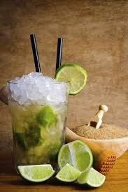 Die Bekanntesten Cocktails Der Welt Auf Den Spuren Von Caipirinha Pina Colada Co Reisemagazin Caipirinha Caipirinha Rezept Cocktail Rezepte