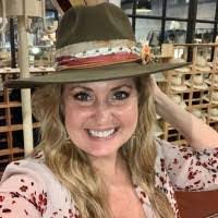 Laura Murdock's Instagram, Twitter & Facebook