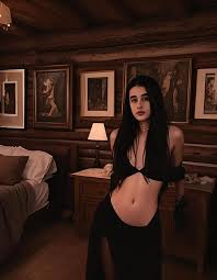 charli d amelio in a lingerie - SeaArt Al - 免费AI艺术生成器