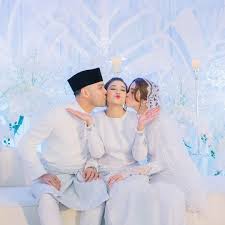 Jom luangkan masa korang sekeluarga tengok #thehousemy disokong oleh kotex. Sudah Akrab Suami Emma Maembong Tak Kekok Cium Adik Ipar Atas Pelamin