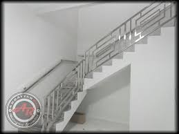 Pegangan tangga minimalis modern merupakan solusi dari masalah luas ruangan terbatas. Railing Tangga Stainless Steel