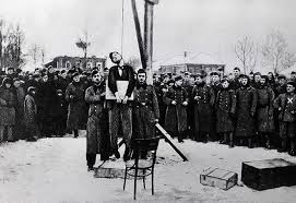 Но девушка погибла, приняв муки и смерть. Pomni Podvig Komsomolki Petr Lidov Tanya Pravda 27 Yanvarya 1942 Goda Zoya Kosmodemyanskaya Ona Stala Pervoj Zhenshinoj Udostoennoj Zvaniya Geroya Sovetskogo Soyuza Vo Vremya Velikoj Otechestvennoj Vojny Zamuchena Fashistami 29