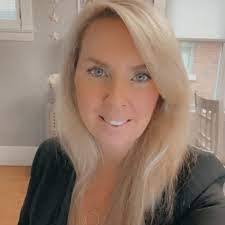 Heidi Cabral's Instagram, Twitter & Facebook