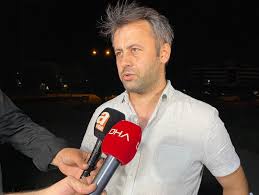 İddialara göre, başına kar maskesi geçiren bir kişi metin büyükşen'e ait eve kapısının açık olduğu bir anda girdi eve girdi. Buyuksen Cinayeti Cozuldu Osman Buyuksen Ilk Kez Konustu Kardeslerim Masumdur