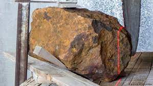 A meteorite is a solid piece of debris from an object, such as a comet, asteroid, or meteoroid, that originates in outer space and survives its passage through the atmosphere to reach the surface of a planet or moon. Pedra Num Jardim Da Alemanha Era Na Verdade Um Meteorito Novidades Da Ciencia Para Melhorar A Qualidade De Vida Dw 16 07 2020