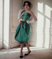 The waist disappears from the silhouette of current fashion, which prefers the shapeless line. Pierre Cardin Fashion Designer 1922 2020 Financial Times