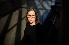 Hän on toiminut valtiontalouden tarkastusviraston (vtv) pääjohtajana vuoden 2016 alusta alkaen mutta on huhtikuussa 2021 virasta pidätettynä. En Ole Koskaan Oppinut Meikkaamaan Enka Kiinnittanyt Sellaiseen Huomiota Vtv Kohun Keskelle Joutunut Tytti Yli Viikari Kertoo Oman Versionsa Virasta Pidattamisesta Sunnuntai Hs Fi
