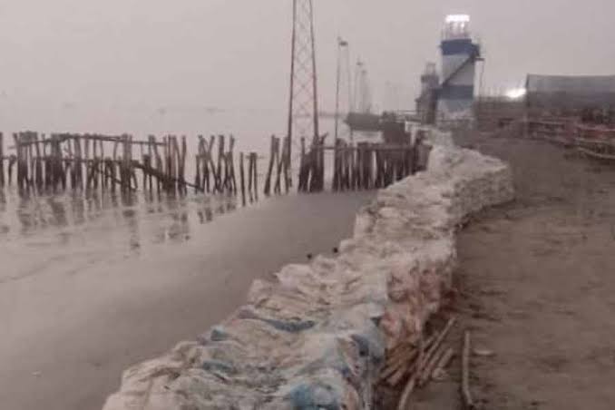 Gangasagar | Panic rises over sinking of various ghats of Sagar islands ahead of Gangasagar mela - Anandabazar