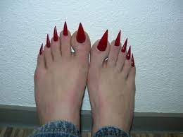 Las uñas postizas hacen que nuestras manos luzcan elegantes y hermosas con diseños coquetos, pero para este verano se encuentran las uñas largas de acrílico en los pies, así como lees. 12 Fotos De Las Peores Unas De Los Pies En El Mundo La Cuarta Es Realmente Horrible Como Es Posible N Unas De Gel Para Pies Unas Pies Unas De Gel Blancas