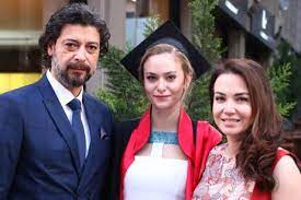 Deniz uğur, daha önce bir deli sevda isimli dizide eşini canlandıran erdinç gülener'le nikah masasına oturmaya. 7epzzogbelpujm