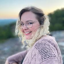 Sarah Louie's Instagram, Twitter & Facebook