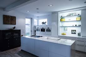 moderne weisse kuche edel und schlicht wirkt diese weisse kuche das offene beleuchtete regal ist ein hingucker moderne kuche moderne weisse kuchen kuche