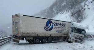 Bursa kaza haberleri ve güncel son dakika gelişmeleri için tıklayın! Bursa Da Tir Kazasi Ankara Yolunu Trafige Kapatti