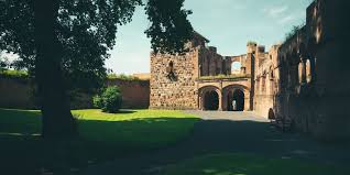 The castle was erected at the time of gelnhausen's foundation southeast of the town on an island in the kinzig river. Kaiserpfalz Gelnhausen