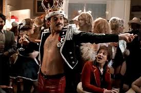 Queen grubunu ele alan film onların monotonluğu yıkarak yeni bir tarz oluşturmalarına değiniyor. Bohemian Rhapsody Cracks List Of Year S Top 10 Grossing Movies