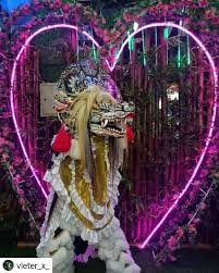 Di bawah lingkaran buat gambar garis lengkung yang memanjang ke kiri dengan ujung berbentuk kerucut. Repost Vieter X Baronganindonesia Barongankediri Barongan Baronganblitar Barongandevil Baronganofficia Gambar Tarian Barong Seni Tradisional