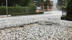 A castelnuovo del garda oggi cieli in prevalenza poco nuvolosi per l'intera giornata, non sono previste piogge nelle prossime ore. Lago Di Garda Grandine Come Palline Da Golf Danni E Disagi Per La Tempesta