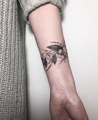 Envie de vous faire un tatouage bracelet sur votre bras ? Epingle Sur Tatouage 2019