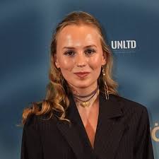 Flora Ofelia viser sin nye kæreste frem på den røde løber