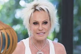 Ana Maria Braga é levada para hospital após sentir dores no peito