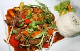 Stekte risnudler med scampi og egg i tamarinsaus og fiskesaus med tofu, rødløk, tørket. Nua Phad Gra Prau Bild Von Taste Of Asia Sushi Restaurant Lowen Tripadvisor