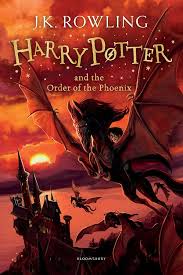 Öğretim yılı için hogwarts'a dönen harry, büyücü camiasının büyük çoğunluğunun onun kötü lord voldemort'la karşılaştığını inkar ederek, lord voldemort'un döndüğü haberine kulak tıkamayı tercih ettiklerini görür. Harry Potter Harry Potter And The Order Of The Phoenix Book 5 J K Rowling Jonny Duddle Paperback Edition